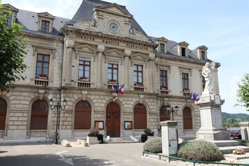 Fototapeta na wymiar Le memorial de guerre et la mairie vue de l'exterieur, village de Saint Jean en Royans, departement de la Drome, France