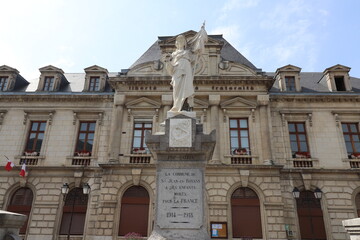 Obraz premium Le memorial de guerre et la mairie vue de l'exterieur, village de Saint Jean en Royans, departement de la Drome, France