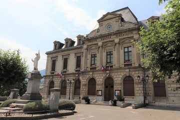 Le memorial de guerre et la mairie vue de l'exterieur, village de Saint Jean en Royans, departement de la Drome, France