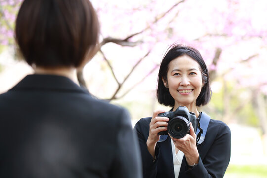 	写真を撮る母親