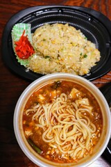 日本の飲食店の麻婆麺と炒飯