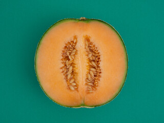 カットした赤肉メロン