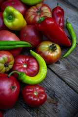 Photo still life in a rustic style a harvest of tomatoes and peppers