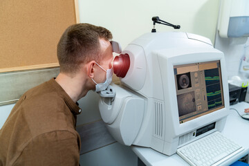 Obraz premium Professional eye diagnostic in modern hospital. Ophtalmology test equipment.