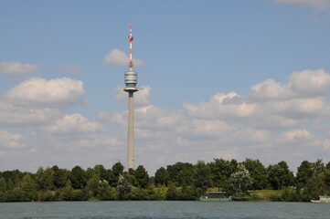 Obraz premium Donauturm mit Wolken in Wien, Österreich, 24.08.2009