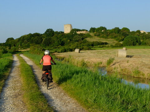  &agrave; v&eacute;lo autour de la tour de Broue ,17