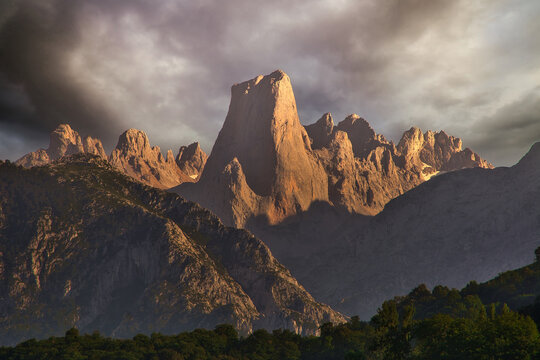 peak urriellu o Naranjo de bulnes .