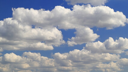 chmurki na tle błękitnego nieba, clouds against the blue sky - obrazy, fototapety, plakaty