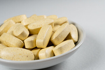 大量のマルチビタミンの錠剤