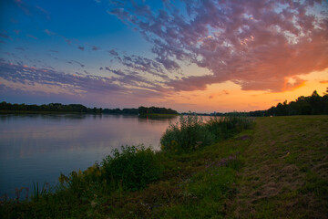 Fototapeta na wymiar Sonnenuntergang am Rhein bei Rhinau im Elsass