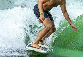 München Szene: Isarsurfer - Surfer am Isarkanal, Flaucher an der Floßlände Thalkirchen im warmen...