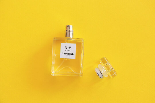 Perfume Bottle Chance Chanel Flowers Yellow Background Flat Lay Copy –  Stock Editorial Photo © rahuldsilva #665680726