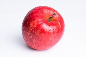 【果物】ヘタがついた赤いリンゴ　
