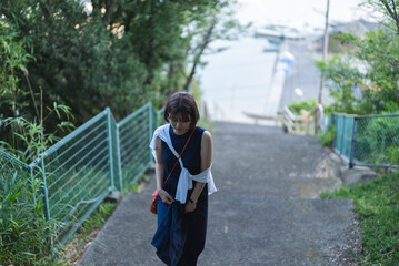 Fototapeta premium 公園を散策する女性
