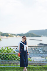 Fototapeta premium 公園を散策する女性