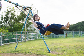 公園を散策する女性