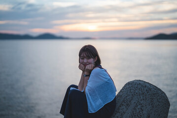 Fototapeta premium 夕暮れの海の女性