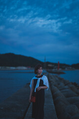 Fototapeta premium 夕暮れの海の女性