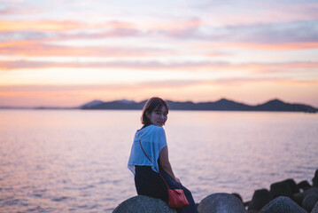 Fototapeta premium 夕暮れの海の女性
