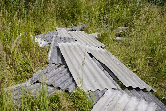 Asbestos material that is harmful to health, such as carcinogenic, is simply thrown into nature. Crime scene: near Mitterland Canal, Stelinger Str.Hannover on August 15, 2021.