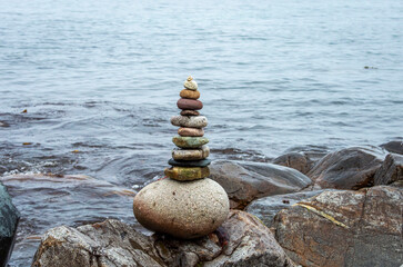 Fototapeta na wymiar Stack of stones in front of the sea.