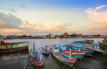 Fototapeta na wymiar beautiful sky fishing boat,fishing boats under a sunset in a fishing harbor