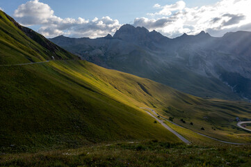 Paysage de haute montagne dans les hautes-Alpes autour du col du Lautaret avec des rayons de lumière sur le relief en été