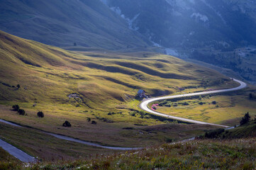 Route de montagne qui serpente dans les Alpes françaises dans le département des Hautes-Alpes autour du col du Lautaret