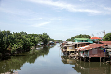 Fototapeta na wymiar floating house in Thailand riverside is exotic living