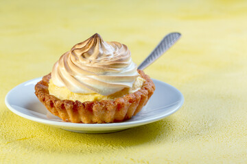Small cheesecake with meringue.