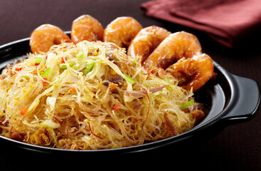 Delicious Chinese dishes, vermicelli shrimp in clay pot