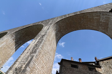 L'aqueduc de la Bourne, construit au 19eme siecle, haut de 35 metres et long de 235 metres , ville de Saint Nazaire en Royans, departement de la Drome, France