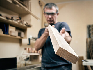 Quality control process for wood board processing.