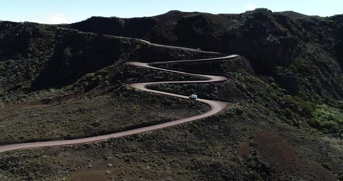 Route sinueuse du volcan du Piton de la Fournaise sur l'ile de La R&eacute;union