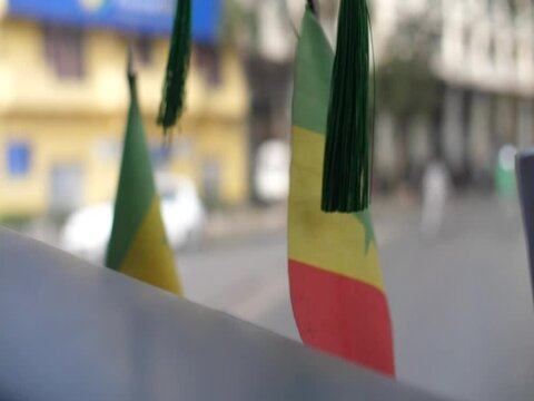 Drapeaux du Sénégal dans un bus à Dakar