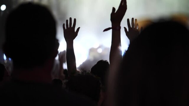 Jeunes silhouettes dans dans un concert d'un festival de musique