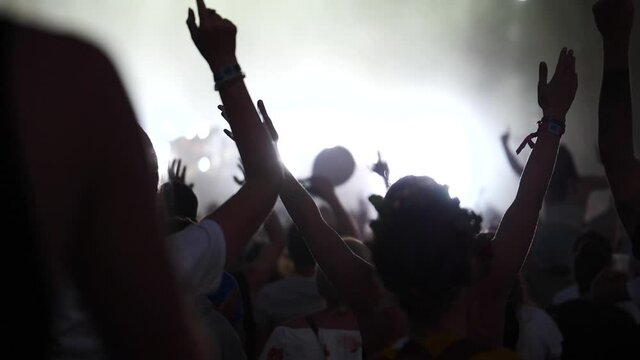 Jeunes silhouettes danse dans un festival de musique