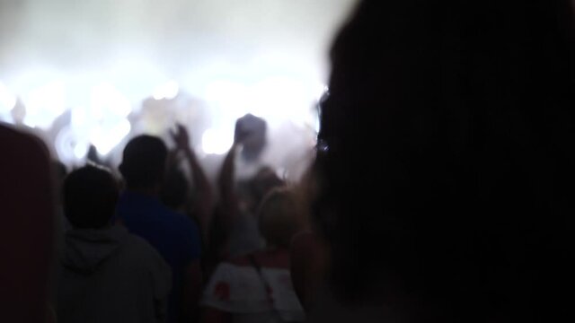 Silhouettes dans festival de musique