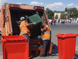 Garbage cleaners of municipal employees in the city.