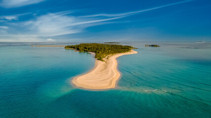 Obraz premium Incredibly beautiful landscape. &nbsp;Island of the Maldives. Turquoise water, beautiful sky. &nbsp;Aerial view