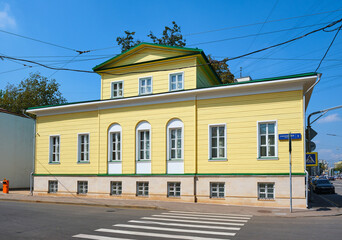 View of the former house of Second-Major Demidov in Elokhovsky Passage, 1803-1811, architectural monument, landmark