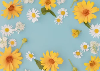 Foto op Canvas Creatieve vrolijke zomerlay-out van bloemen van witte en gele madeliefjes, valse zonnebloem op een blauwe achtergrond © Марина Мартинез