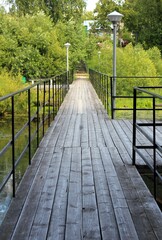 Obraz premium Wooden bridge across the lake without people