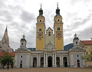 Obraz premium Duomo di Bressanone: la facciata coi due campanili