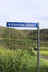 Wegweiser: öffentliche Toiletten. Schild WC.