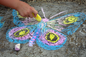 drawings butterflies with chalk on the pavement. top view - obrazy, fototapety, plakaty