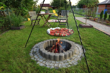Grill, miejsce w ogrodzie do wypoczynku, relaksu, grillowania, palenia ogniska. Grill with food. - obrazy, fototapety, plakaty