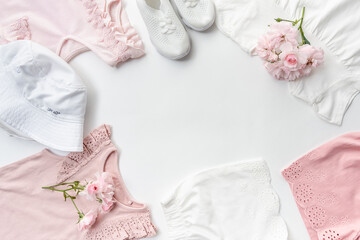 Макет детской одежды из хлопка. Розовые и белые платья, панамы и кроссовки с копией пространства