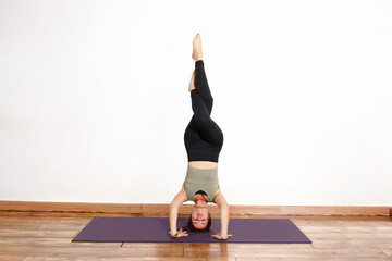 Mujer hispana realizando postura de yoga