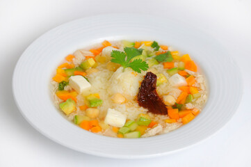 Plato de sopa con verduras